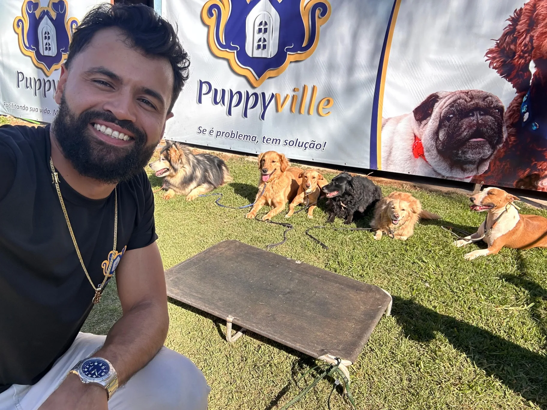 Victor com cães na Puppyville